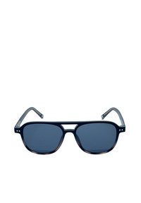 Gafas de sol con un marco de plástico azul marino, lentes oscuros rectangulares y brazos plateados. Presenta un corte distintivo en el puente y pequeños adornos metálicos.