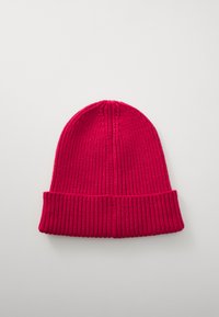 Neulottu pipo kirkkaanpinkissä värissä, jossa on resorireunus ja sileä pinta, pyöreä pää ja pystysuorat saumalistaus.