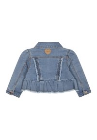 Jeansjack met een gegolfde zoom, lichtblauwe kleur, versleten details op de achterkant, bruine hartvormige logopatch en knoopsluitingen op de mouwen.