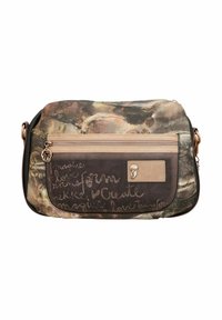 Umhängetasche aus Stoff und Leder mit einem mehrfarbigen abstrakten Muster, einer vorderen Reißverschlusstasche und eingravierten Textelementen.