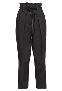 Pantaloni neri realizzati in tessuto testurizzato con vita alta elasticizzata, chiusura con cordino e gambe affusolate con pieghe frontali.