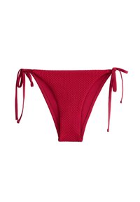 Bas de bikini rouge texturé avec attaches à nouer sur les côtés aux deux hanches, présenté sur fond blanc.