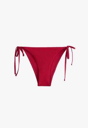 Červený textúrovaný spodný diel bikín so zaväzovaním na bokoch na oboch bedrách, zobrazený na bielom pozadí.