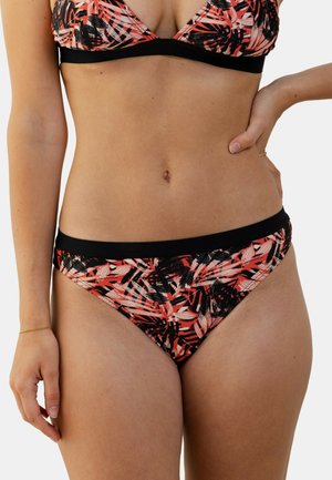 Ensemble de bikini avec une base noire, présentant un motif de feuilles de palmier rouge vif et noir. Le haut a des bonnets triangulaires et une bande sous la poitrine.