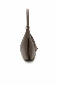 Borsa a mano in pelle marrone con una forma rastremata, impreziosita da una singola tracolla e dettagli in oro. Presenta una texture liscia e un design minimalista.