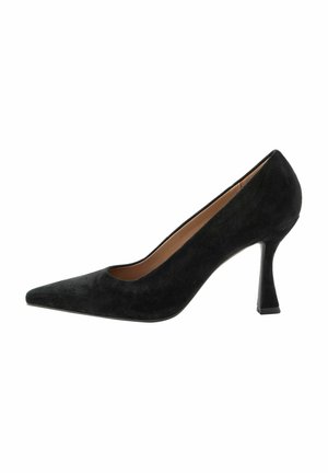 Musta nubuck-korkokengät, joissa on terävä kärki, teksturoitu pinta ja tyylikäs stiletto-korko. Sisäpuolella on vaalea vuori.