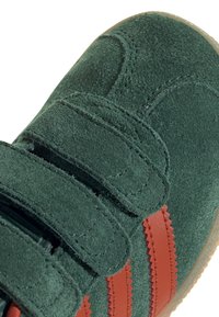 adidas Originals GAZELLE UNISEX - Trainers - collegiate green/preloved red/gum 3