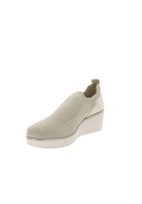 Scarpa beige in maglia slip-on con superficie testurizzata e suola a cuneo imbottita. Presenta un morbido tab in pelle sul retro per una facile calzata.