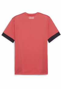 Czerwona koszulka sportowa z krótkimi rękawami, z granatowymi akcentami na mankietach oraz siateczkową teksturą. Logo "nava" na dekolcie.