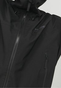 Chaqueta impermeable negra con cremallera completa, capucha ajustable y bolsillos laterales, con una textura suave y un diseño minimalista.