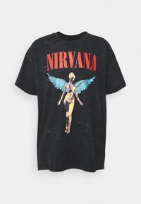 Černé bavlněné tričko s nápisem "NIRVANA" v tučných červených písmenách a barevným grafikou křídlené anatomické postavy na přední straně.