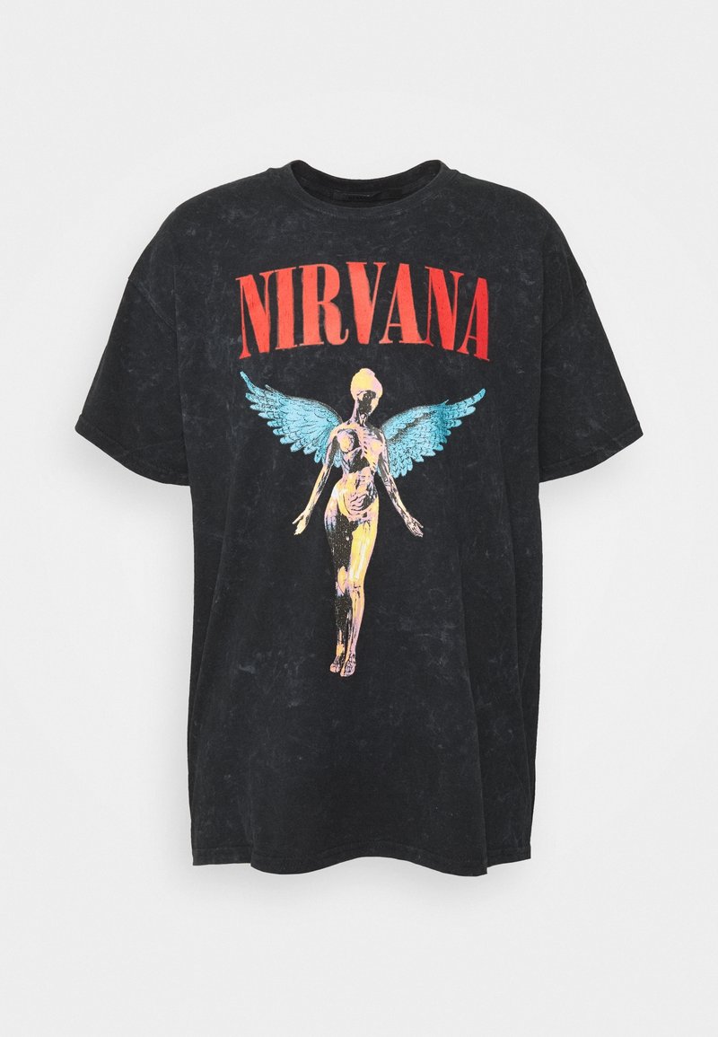 Černé bavlněné tričko s nápisem "NIRVANA" v tučných červených písmenách a barevným grafikou křídlené anatomické postavy na přední straně.