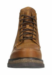 Stivali alla caviglia in pelle marrone con punta rotonda, otto occhielli per i lacci, suola texturizzata e logo del marchio impresso sulla linguetta.