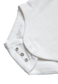 Weißes Baumwoll-Body mit gerippter Textur, ausgestattet mit drei Druckknöpfen am Boden, glatten Kanten und einem runden Halsausschnitt.