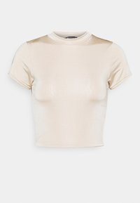 Krátký rukáv, top s vysokým límcem, zkrácený střih ve světlém béžovém saténovém materiálu s hladkým povrchem a bez viditelných vzorů nebo kovových prvků.