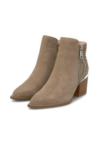 Botas de tobillo para mujeres en ante topo, con punteras afiladas, cremalleras laterales, adornos de tachuelas en el tacón y tacones de bloque de madera apilada.