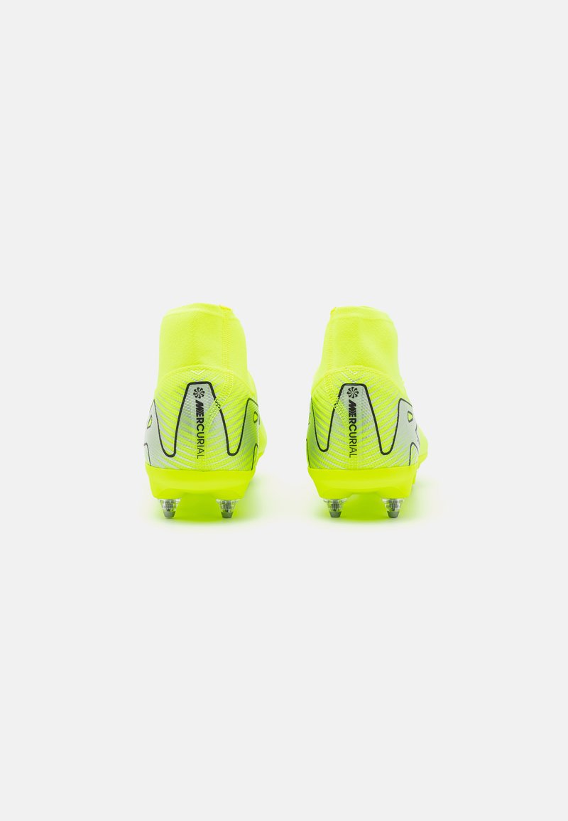 Bottines de football en néon jaune avec un design monté, une tige en synthétique texturé et plusieurs crampons argentés pour une meilleure adhérence. Détails en noir visibles.