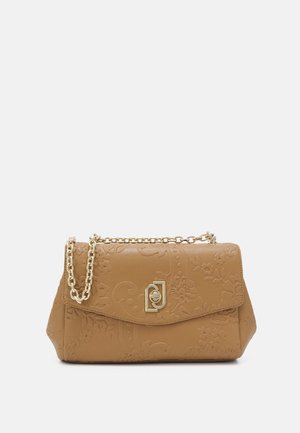 Hellbraune Lederhandtasche mit eingeprägten Blumenmustern, Goldkettengurt und goldenem geometrischem Verschluss auf der vorderen Klappe vor weißem Hintergrund.