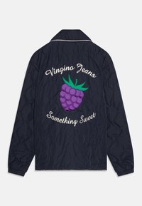 Casaco acolchoado azul marinho com gola. Apresenta um gráfico de uva roxa e texto branco "Vingino Jeans" e "Something Sweet" nas costas.