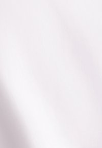 Surface blanche à texture lisse avec des ombres subtiles créant un dégradé doux des zones claires aux zones plus foncées.