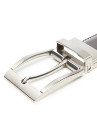 Hebilla de cinturón de metal con un acabado plateado pulido, que presenta una forma rectangular, un gancho alargado y bordes suaves; unida a una correa de cuero marrón.