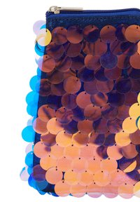 Blå zippered påse täckt med överlappande runda paljetter i nyanser av orange, blått och lila, med en strukturerad, glänsande yta.