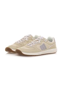 Sneakers beige realizzati in rete e suede, con lacci bianchi, suola in gomma e un accento logo grigio sul lato. Design con punta arrotondata.