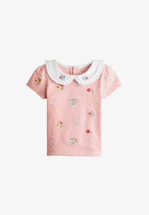 Rózsaszín és fehér csíkos kisgyermek ing rövid ujjakkal, fehér Peter Pan gallérral, hímzett virágokkal és madarakkal.