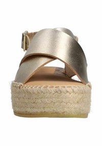 Metallieke gouden sandalen met kruislings gespen, een jute-omhulde wigzool en een gespsluiting. Vloeiende textuur en open ontwerp.