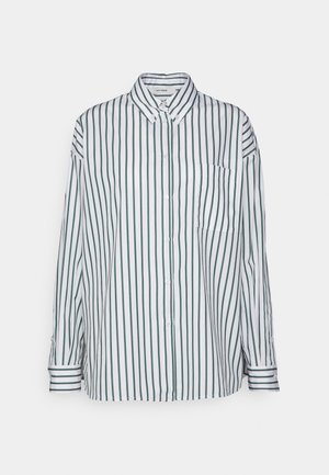 Camicia bianca a maniche lunghe con colletto, caratterizzata da strisce verticali verdi, polsini arrotolati e una tasca frontale singola.