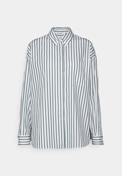 Camicia bianca a maniche lunghe con colletto, caratterizzata da strisce verticali verdi, polsini arrotolati e una tasca frontale singola.
