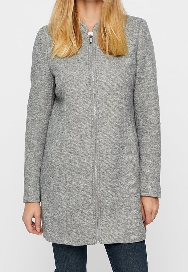 Harmaa pitkähihaine takki, jossa on edessä vetoketju, sivutaskut, tekstuuri kangas ja rakenteelliset saumat räätälöityä istuvuutta varten.