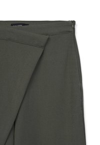 Pantalons taillés vert olive en tissu lisse. Présente une fermeture éclair sur le côté et des coutures nettes sans matériel ou embellissements supplémentaires.
