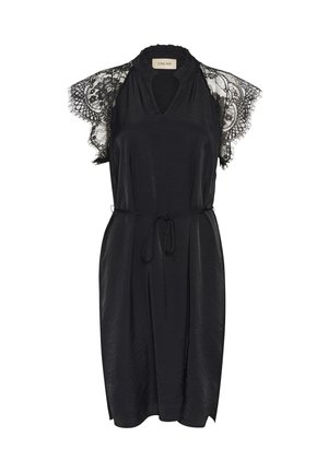 Schwarzes Kleid mit Spitzenkappenärmeln, einem V-Ausschnitt und einem Bindegürtel in der Taille. Glatte Textur, knielang mit seitlichen Schlitzen.