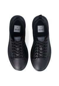 Sneaker nere in pelle con punta rotonda, lacci piatti e lati testurizzati. L'interno presenta un rivestimento imbottito con un logo. Design minimalista.