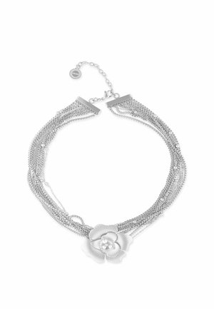 Srebrny naszyjnik z wieloma łańcuszkami, z dużym teksturowanym kwiatowym wisiorkiem i małymi koralikami przypominającymi perły, wyposażony w regulowane zapięcie i metkę.