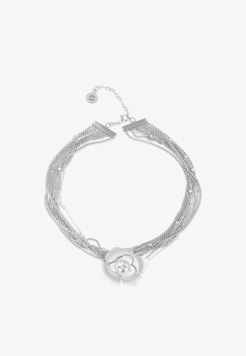 Collier multi-chaînes en argent avec un grand pendentif fleur texturé et de petites perles semblables à des perles, doté d'un fermoir réglable et d'une étiquette.