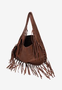 Bolso de mano de cuero marrón con una superficie texturizada, forma redondeada y largos flecos a lo largo de los lados y la parte inferior. Correa ajustable.