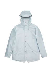 Chubasquero impermeable de color azul claro con capucha, botones a presión, dos bolsillos frontales y un bajo trasero ligeramente más largo. Material suave y brillante.