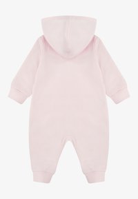 Rosa bomullsheldrakt med hette, lange ermer, elastiske mansjetter og lukkede føtter. Glatt tekstur med enkelt design, uten synlige mønstre eller pynt.