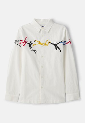 Camicia bianca a maniche lunghe con figure ricamate colorate in rosso, blu, giallo e nero, con colletto classico e bottoni frontali.