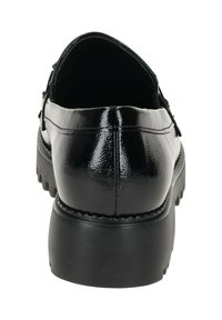 Scarpa in vernice nera con punta tonda, tacco basso e suola texturizzata. Presenta dettagli decorativi sulla parte superiore.