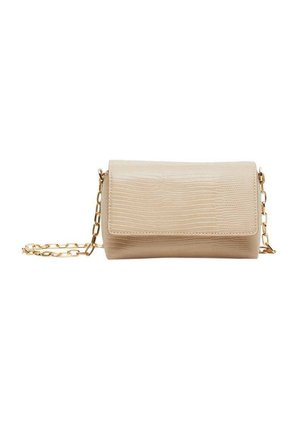 Kleine beige Handtasche mit geprägter Textur und goldener Kettenriemen auf weißem Hintergrund.