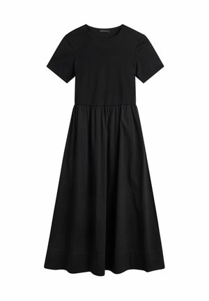Czarna sukienka midi z krótkim rękawem, okrągłym dekoltem i marszczonym pasem, wykonana z jednolitego materiału, na białym tle.