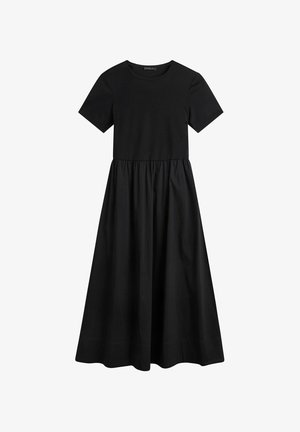 Zwarte midi-jurk met korte mouwen, ronde hals en geplooide taille, gemaakt van effen stof, weergegeven op een witte achtergrond.