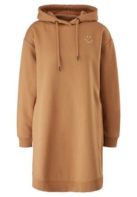 Vestido de sudadera marrón en tejido suave con un corte relajado, que cuenta con un bolsillo frontal, capucha con cordón y un pequeño diseño de cara sonriente blanca.