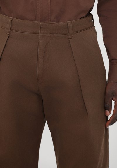 WOOD WOOD FRASER PLEATED  - Hlače - terra brown