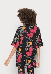 On Vacation TOUJOURS SHIRT - Blusa - black