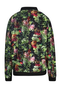 Chaqueta bomber colorida con un vibrante patrón de hojas tropicales en verde, negro y rosa, con puños y cuello de canalé negros.