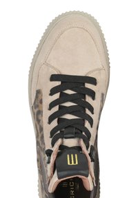 Beżowe zamszowe sneakersy z czarnymi sznurówkami, akcentami w leoparda, gumową podeszwą i wyściełanym językiem z czarnym i złotym logo.